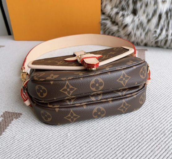 A-0015 Louis Vuitton Saumur BB M46740