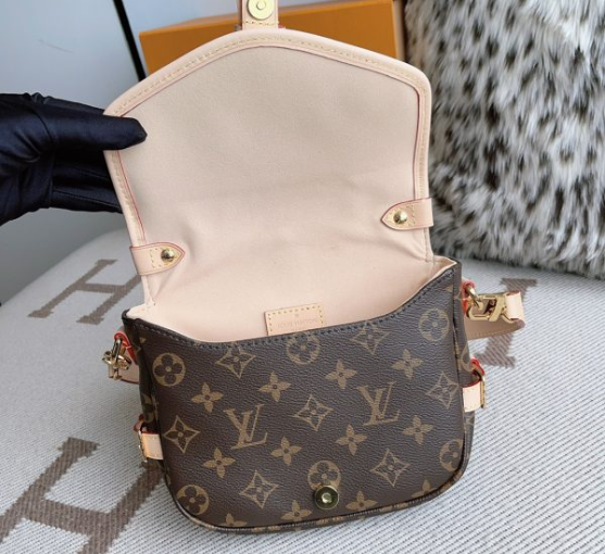 A-0015 Louis Vuitton Saumur BB M46740