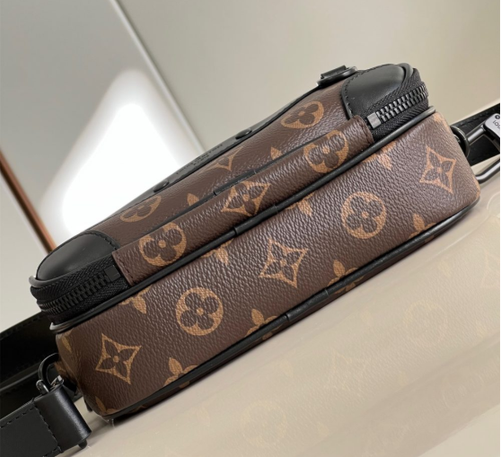 Louis Vuitton Alpha Wearable Wallet M82542