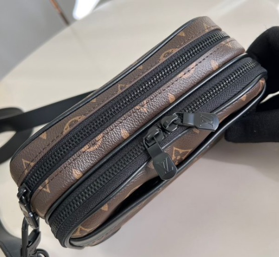 Louis Vuitton Alpha Wearable Wallet M82542