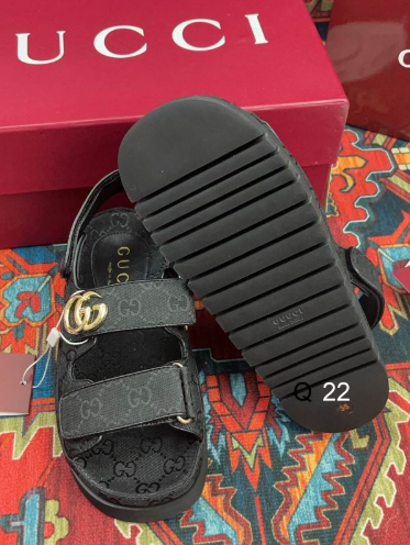 GG Noir Crest Platform Sandals