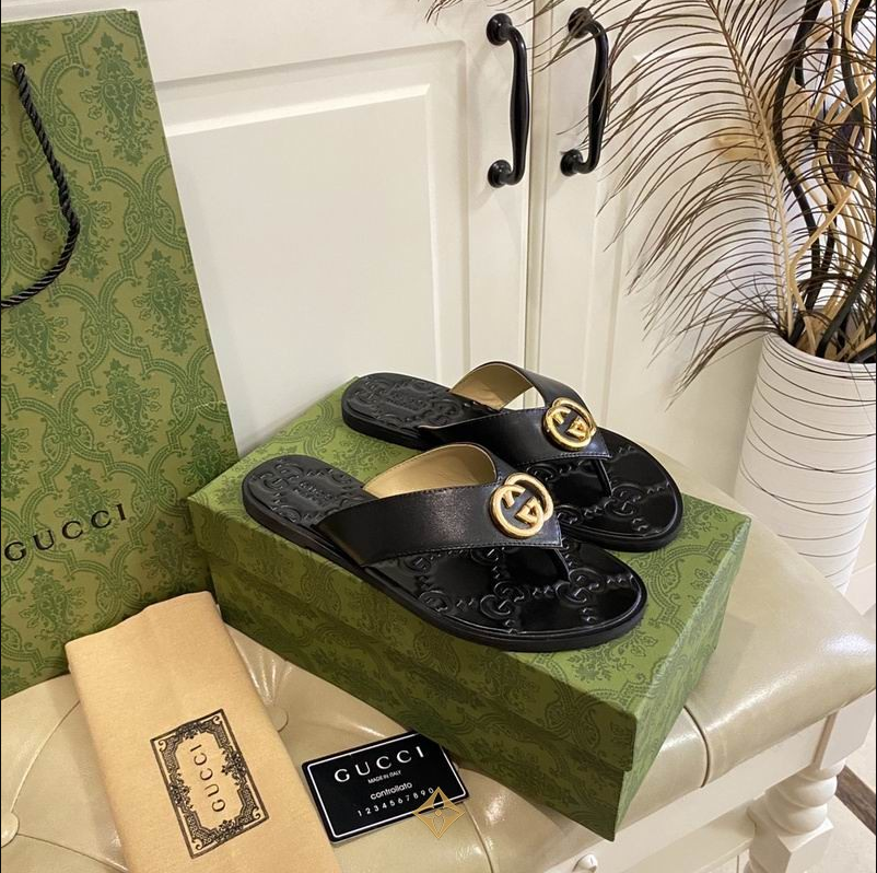 GGnNoir Crest Leather Thong Sandals