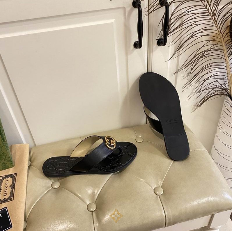 GGnNoir Crest Leather Thong Sandals