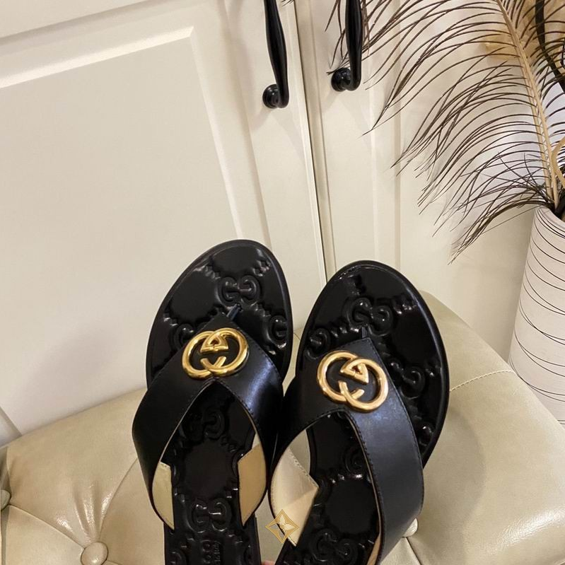 GGnNoir Crest Leather Thong Sandals