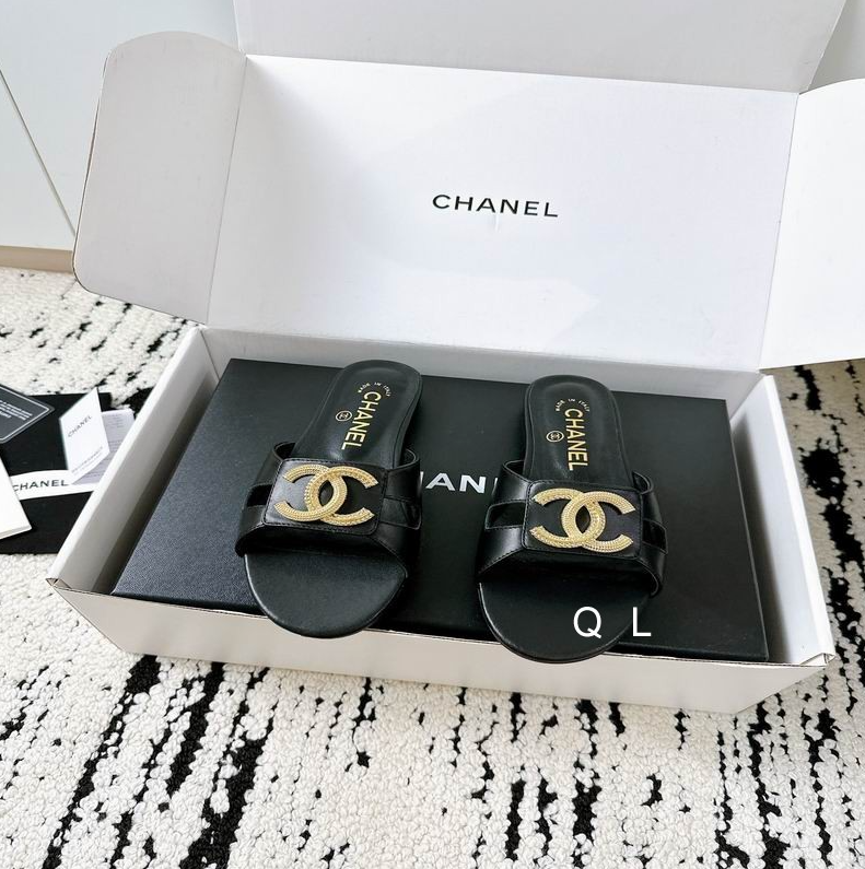 CC Perfect Crest Emblem Leather Slides