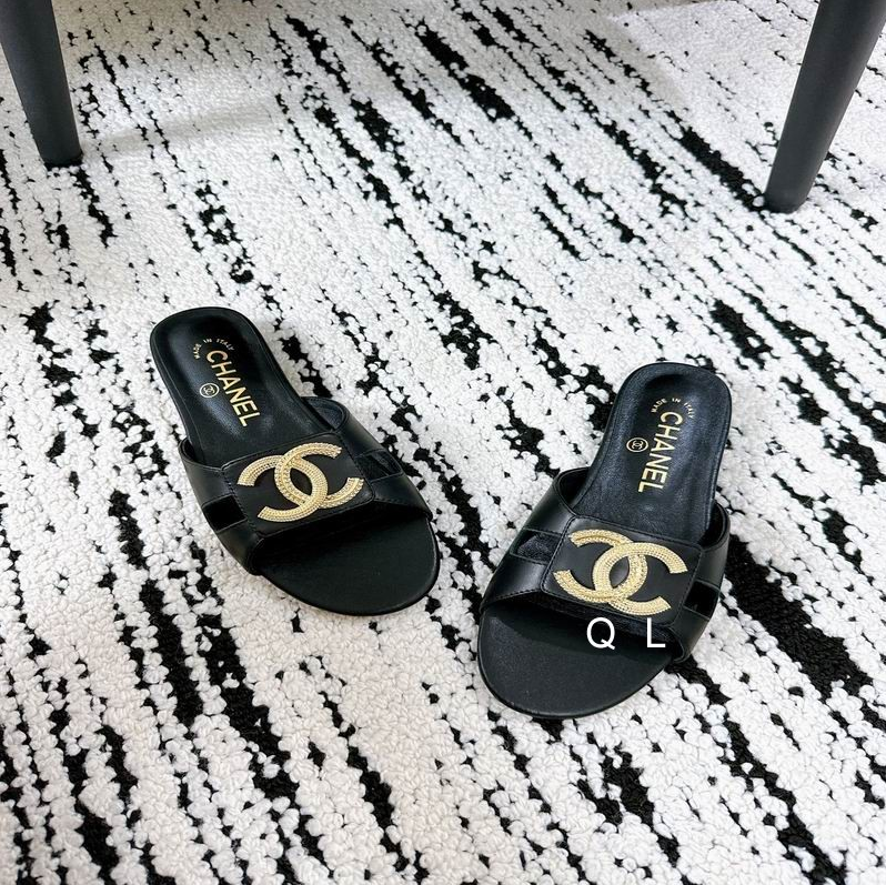 CC Perfect Crest Emblem Leather Slides