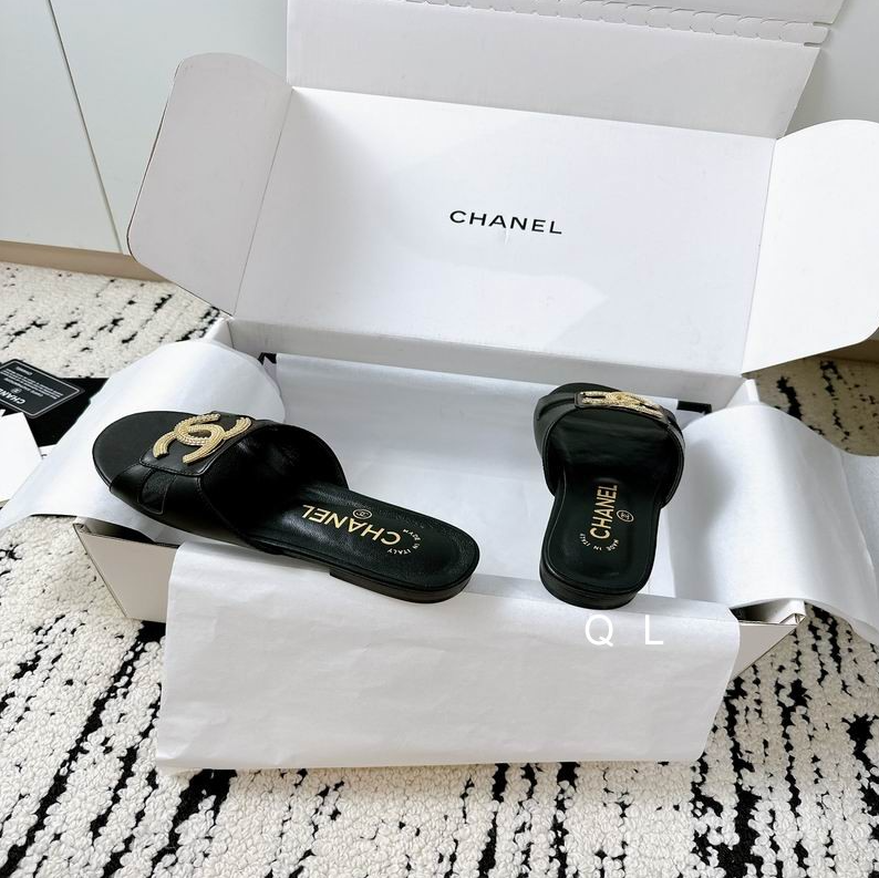 CC Perfect Crest Emblem Leather Slides