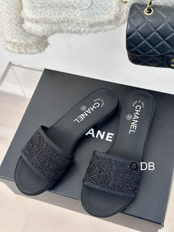 CC Lace Crest Luxury Slides