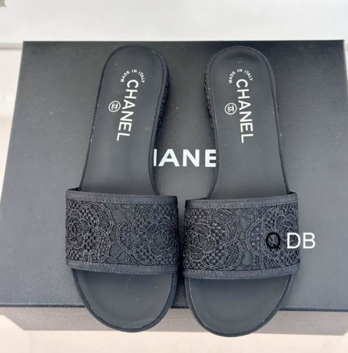 CC Lace Crest Luxury Slides