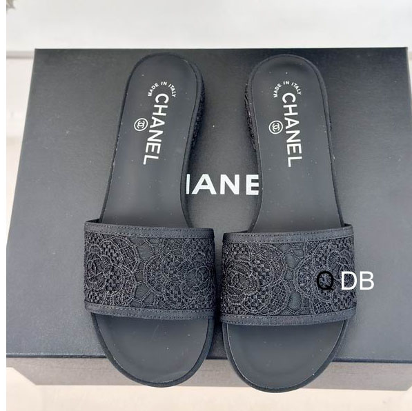 CC Lace Crest Luxury Slides