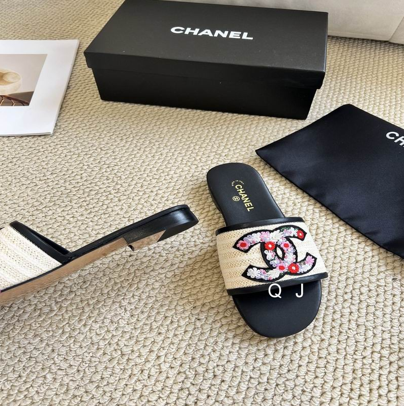 CC Floral Crest Raffia Slide