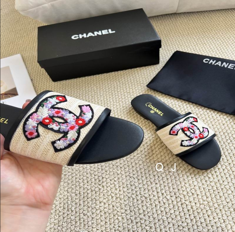 CC Floral Crest Raffia Slide