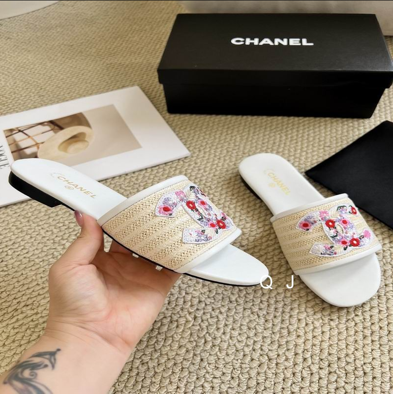 CC Floral Crest Raffia Slide