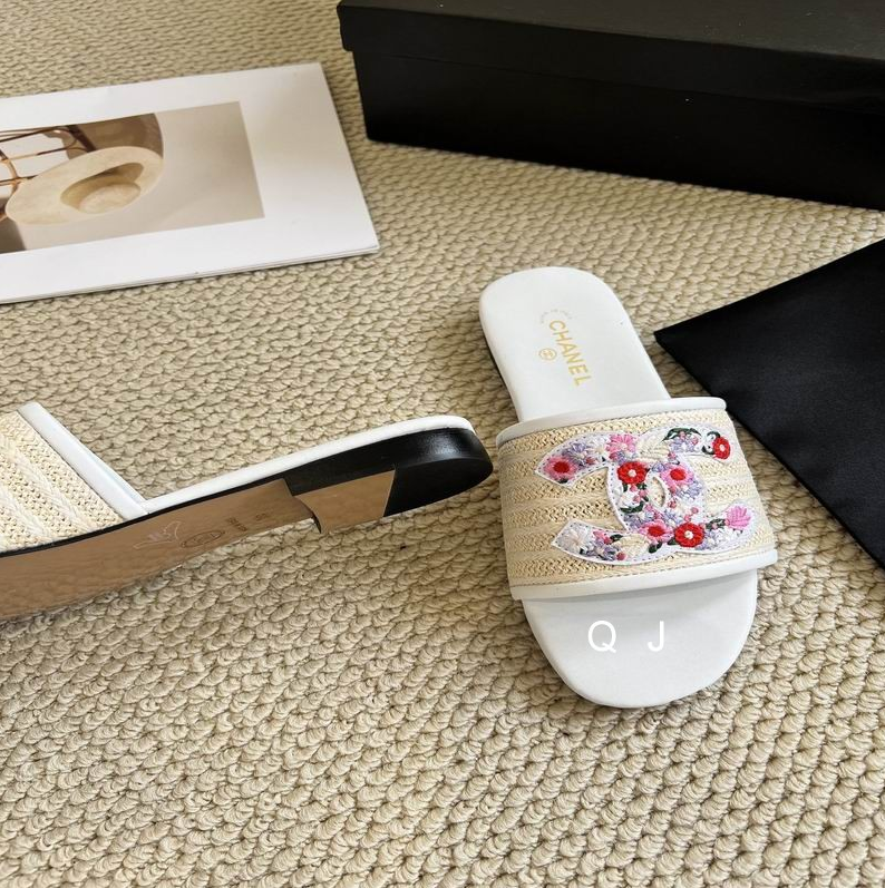 CC Floral Crest Raffia Slide